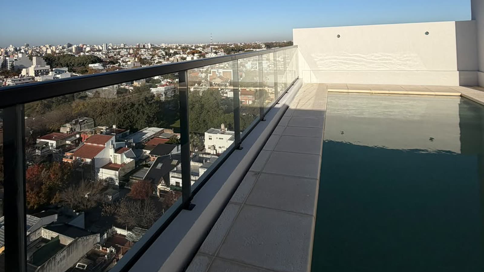 Fachadas vidriadas y barandas en obra