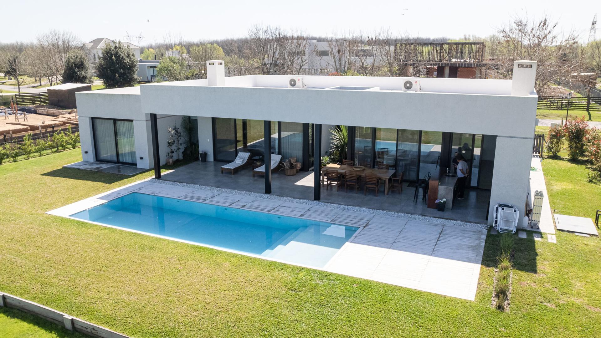 Vista aérea de casa con pileta y corredizas negras